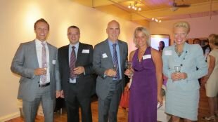 Parmi les personnes présentes au cocktail d'ouverture de CARE Canada, on reconnaissait Éric Desrosiers de la Financière Manuvie, Terry Soucy de la Banque Laurentienne, Richard Giroux d'Option Fortune, Chantal Cyr et Anne-Marie Girard-Plouffe d'Option Fortune.
