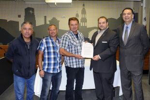 Angelo Calabrese et Éric Charlebois, directeurs syndicaux région Centre, Michel Parent, président du syndicat des cols bleus, Benoit Dorais, maire de l'arrondissement, et Erick Santana, directeur de l'arrondissement.
